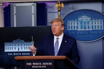 El norteamericano muestra los hisopos