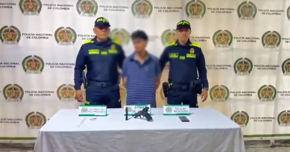 Uno de los sospechosos fue interceptado por la Sijín cuando miembros de la comunidad ya lo habían retenido y agredido - crédito @FicoGutierrez/X