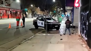 Un patrullero embistió una moto en Palermo tras una persecución: hay un detenido y un joven herido