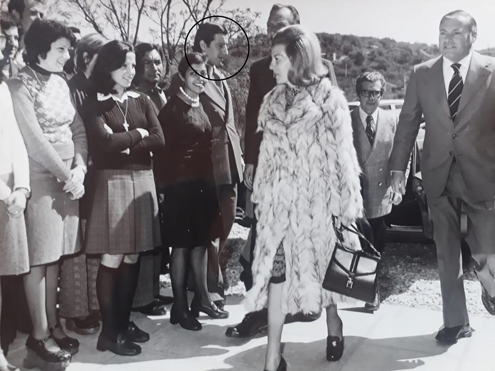 Isabel Peron en octubre 1975 en Asconchinga, Córdoba, seguida por su custodio personal Rafael Luisi, el secretario de Deportes Pedro Eladio Vázquez, el doctor Carlos Garbelino (en el círculo negro) y la enfermera presidencial Norma Bailo