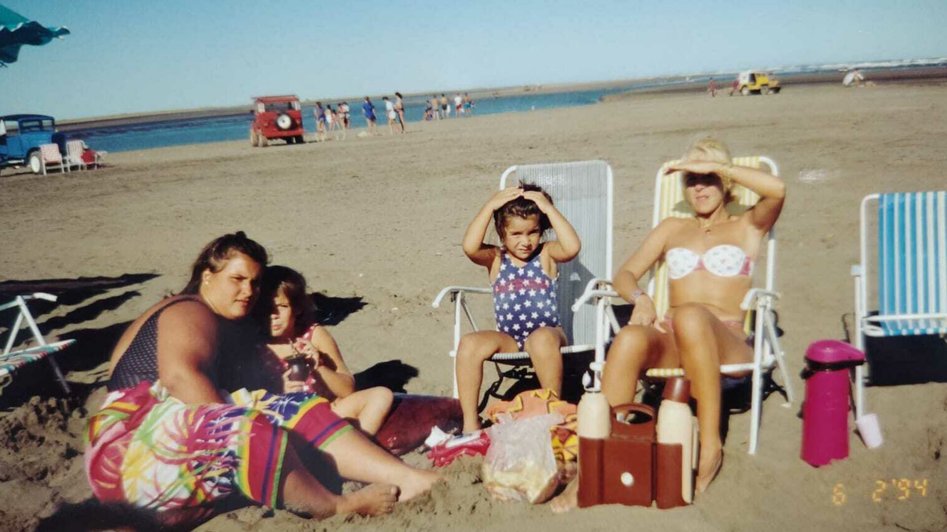 Ana Lía, Claudia Villafañe, Dalma y Giannina Maradona la tarde del 6 de febrero de 1994 en Marisol