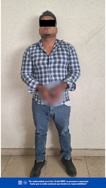 Fotografía de Regino Gallardo tras su detención por agentes de la fiscalía estatal de Oaxaca. Crédito: FGEO