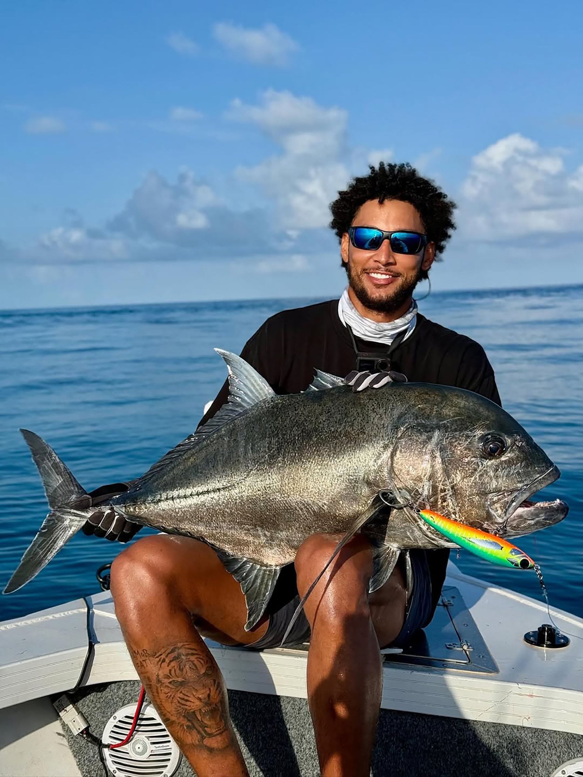 Ben Simmons con un pescado. El jugador de la NBA es apasionado por la pesca deportiva (Instagram)