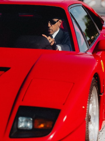 Lewis Hamiltona arribó con su Ferrari F40 a Monza para correr en la Fórmula 1