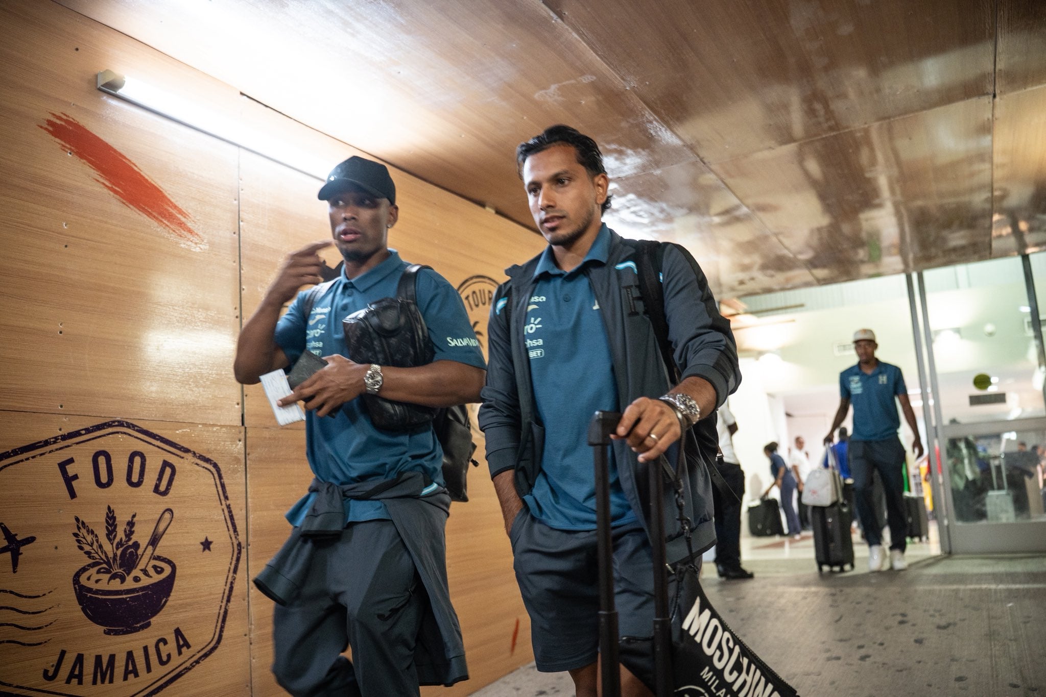 La Selección de Honduras reportó el robo de cerca de 20 perfumes y artículos personales de las maletas de sus jugadores durante el traslado a Jamaica. (Cortesía: FFH)