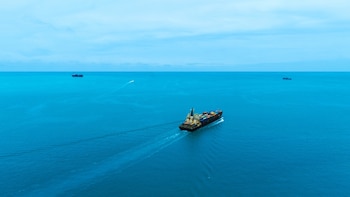 Si un barco se demora, quizás hay que evaluar un aéreo para no frenar una producción. Y ahí el cliente necesita información rápida y clara para poder tomar decisiones (Foto: Shutterstock)
