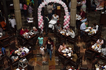 Familias acuden a distintos restaurantes