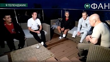 El fundador de Wagner, Yevgeny Prigozhin, sentado con combatientes convictos en el Mar Negro (RIA FAN en VKontakte)