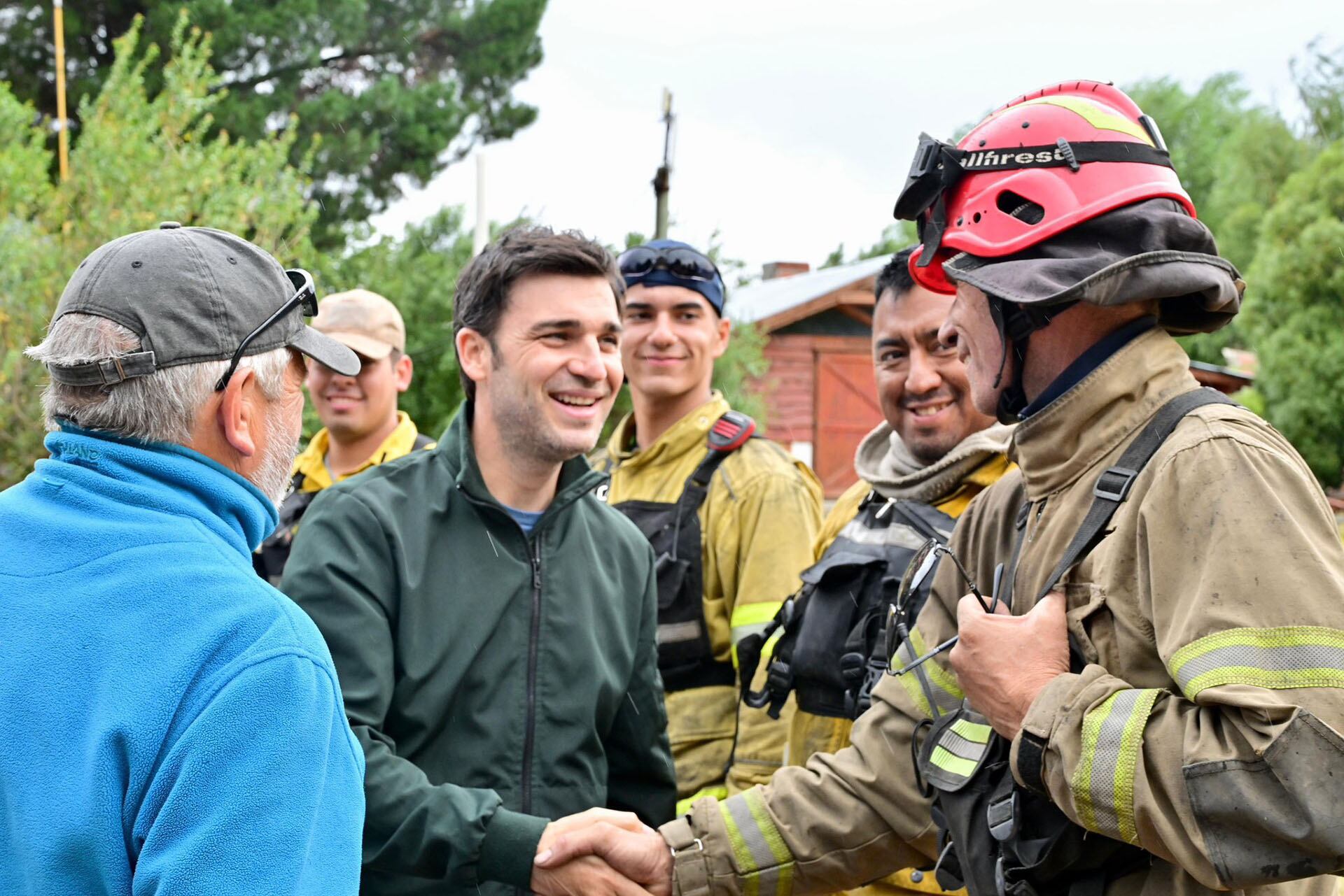 El gobernador de Chubut se mostró con los brigadistas que, día a día, combaten el fuego en los alrededores del lago Epuyén (@NachoTorresCH)
