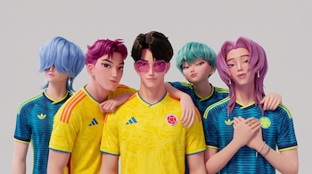 Cinco figuras animadas con cabello azul, magenta, negro, turquesa y morado visten camisetas de fútbol con los logos de la Selección de Colombia y Adidas sobre un fondo liso.