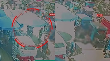 Dos tomas de cámara de seguridad que muestran mototaxis, vehículos, sombrillas de mercado y personas en la calle