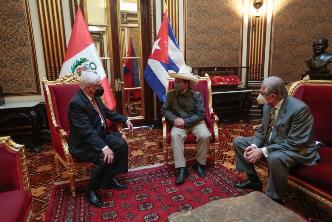 Óscar Maúrtua descubrió un armazón de micrófonos adherido a su escritorio pocos días después de asumir el cargo. (Presidencia)