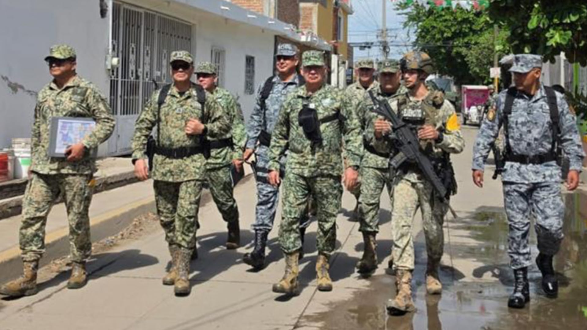 Ricardo Trevilla supervisa tropas de la Defensa en Mazatlán luego del hallazgo de presuntos restos humanos al exterior del Ayuntamiento