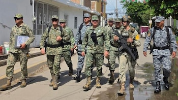 Ricardo Trevilla supervisa tropas de la Defensa en Mazatlán luego del hallazgo de presuntos restos humanos al exterior del Ayuntamiento