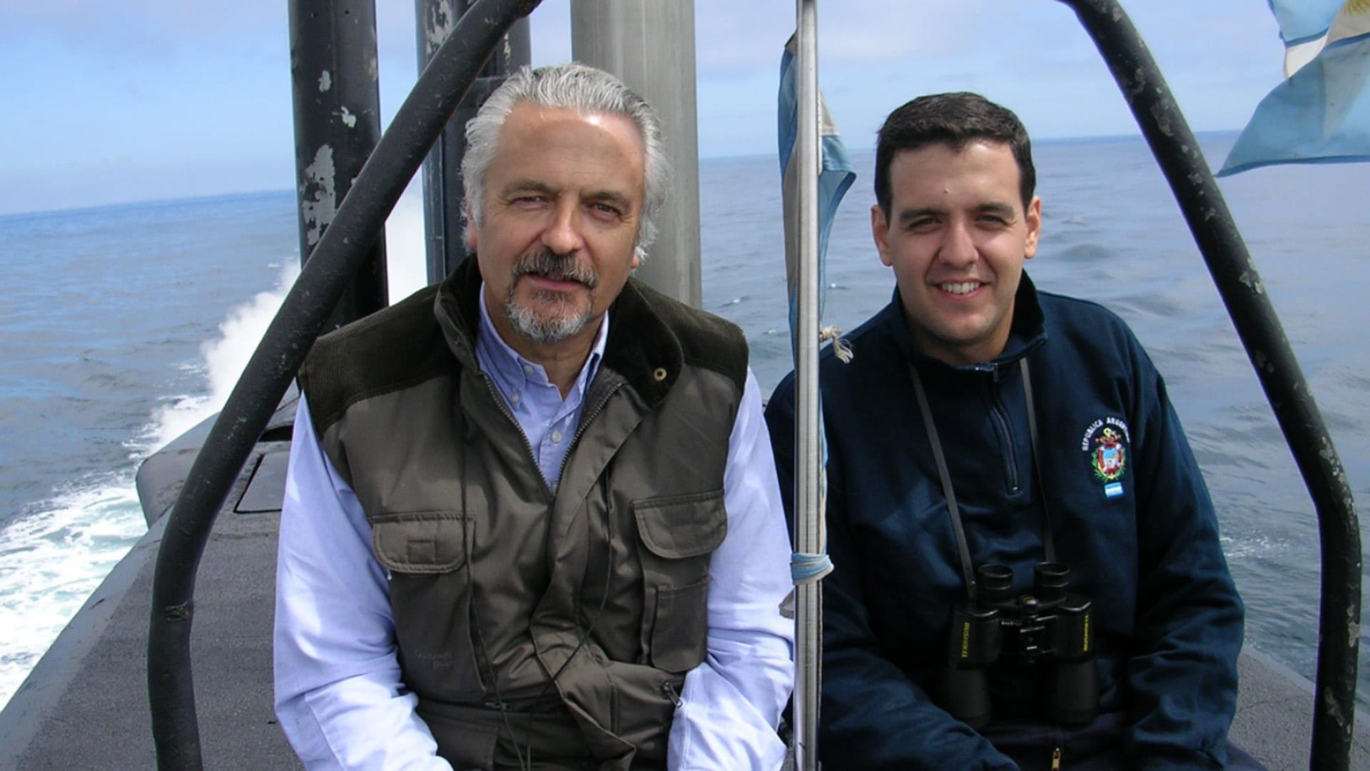Jorge Rolando Bergallo junto a su hijo, Jorge Ignacio Bergallo, segundo comandante del ARA San Juan y uno de los 44 tripulantes fallecidos. El capitán de navío retirado integró posteriormente la Comisión Asesora del Ministerio de Defensa, creada para analizar las posibles causas del naufragio y contribuir a determinar la ubicación del submarino