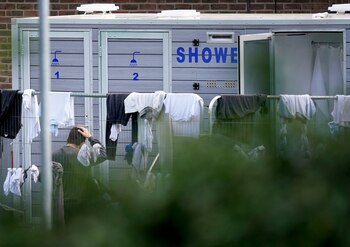 Un hombre se para junto