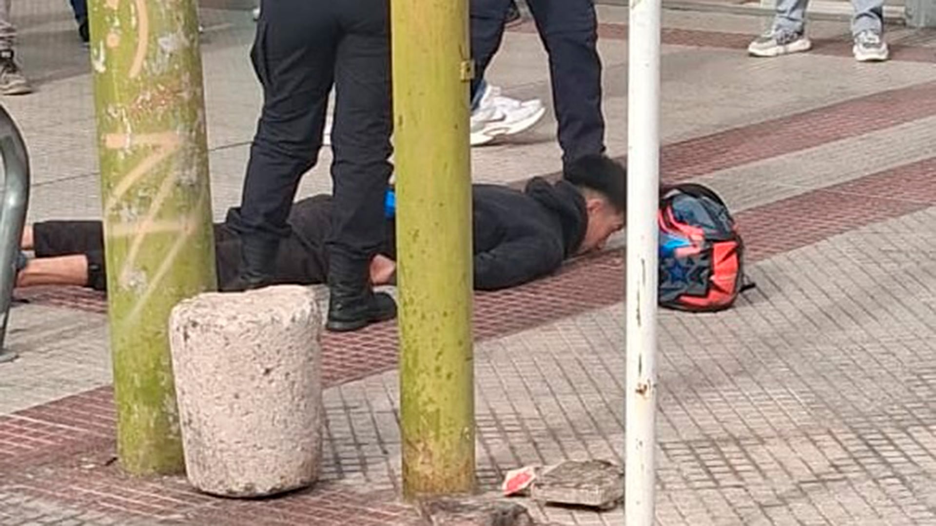 Uno de los asaltantes detenidos en la zona