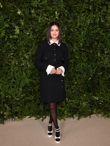 El conjunto de tweed negro y blanco con botones metálicos que actualizó el preppy con un toque juvenil (REUTERS/Daniel Cole)