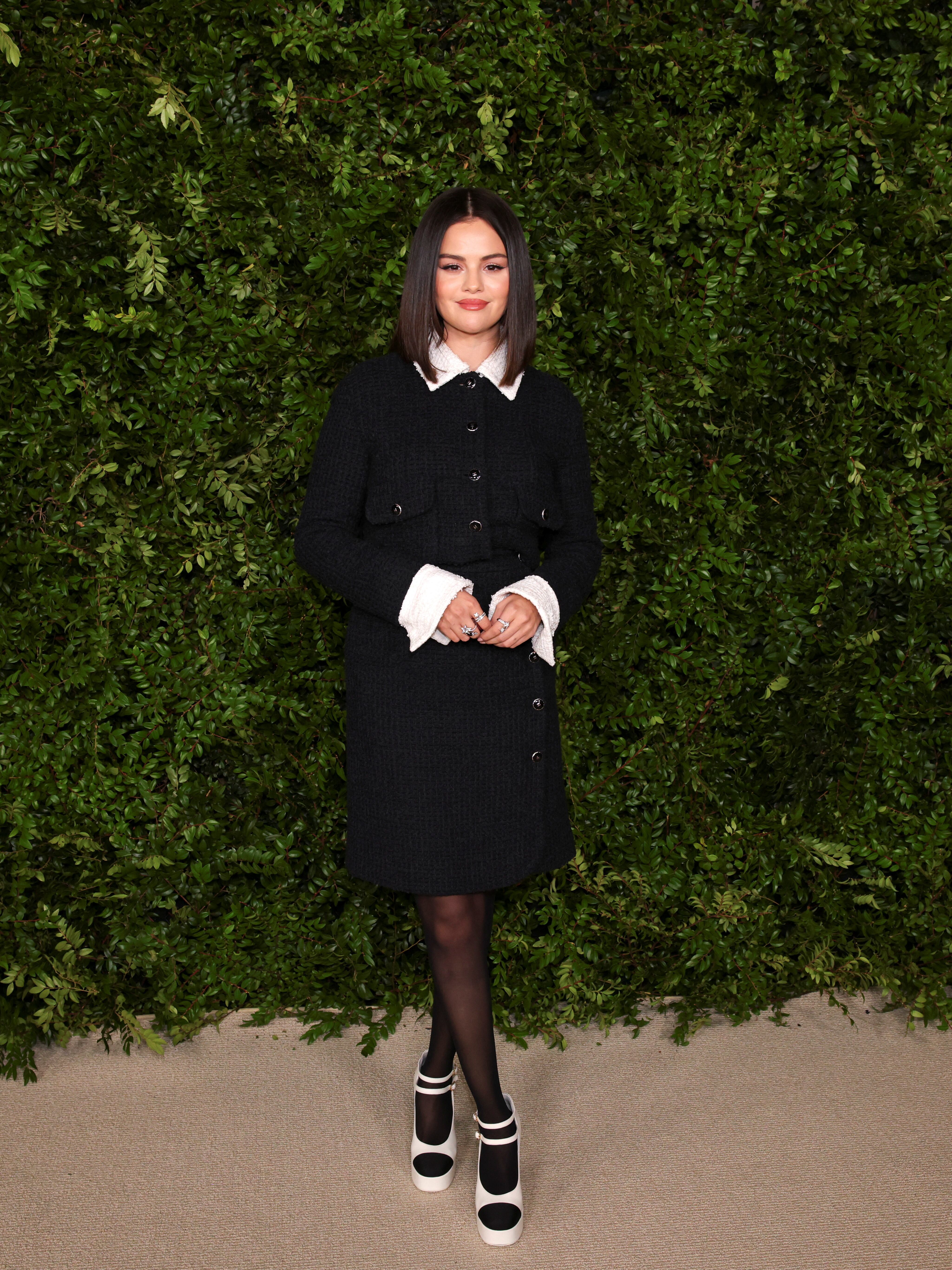 El conjunto de tweed negro y blanco con botones metálicos que actualizó el preppy con un toque juvenil (REUTERS/Daniel Cole)