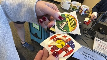 Algunas de las pegatinas son