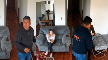 Cuatro personas en un departamento. Una mujer sentada en un sofá, dos hombres de pie, una mujer con un teléfono. Muebles, pasillos y mesa.