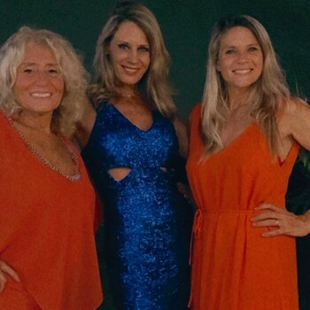 Rocío Marengo flanqueada por su