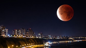 Eclipse lunar del 27 de agosto: ¿qué le pasará realmente a la Luna y por qué se verá casi completamente roja?