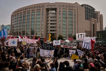 Manifestantes protestan en el exterior