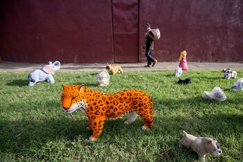 Artesanos mexicanos exhiben coloridas alcancías