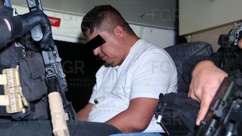 El Jardinero siendo trasladado por elementos federales. Crédito: FGR