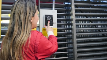 Transmilenio activó los botones de alerta para denunciar hurtos y ataques de género: así funcionará la nueva estrategia de seguridad