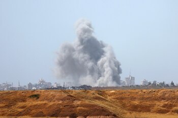 Gallant confirmó que la mitad de los comandantes de Hezbollah en el sur del Líbano han sido eliminados después de meses violentos (EFE/EPA/ATEF SAFADI)
