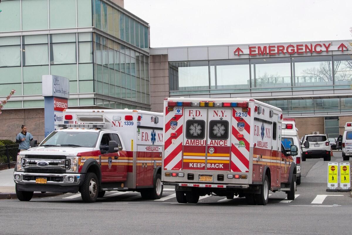 Después de trasladar a un paciente, los equipos deben completar la transferencia en la sala de emergencias antes de quedar nuevamente disponibles para responder al 911.