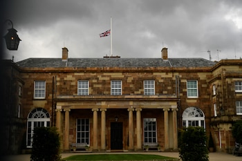 Como rey, Carlos ahora toma