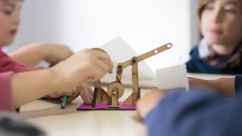 Ella es diseñadora, él es