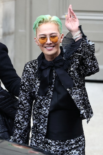 G-Dragon con chaquetas brillosas y