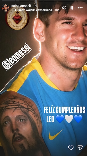Primer plano de Lionel Messi sonriendo con camiseta azul y amarilla, mostrando un tatuaje de rostro en el brazo y texto "FELIZ CUMPLEAÑOS LEO"
