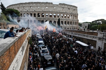 Manifestación en Roma a su paso por el Coliseo este viernes. EFE/EPA/ANGELO CARCONI