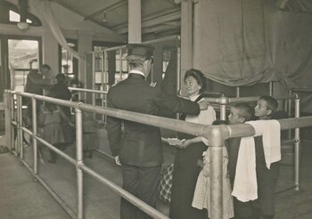 Mujeres y niños esperando su