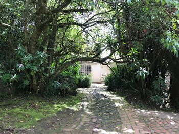 Al fondo, tras atravesar un