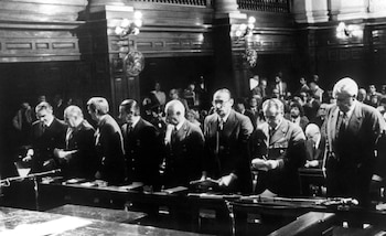 El juez León Arslanián, citó por su grado y nombres a los nueves jefes de las tres primeras juntas militares de la última dictadura que había regido al país entre 1976 y 1983: Jorge Videla, Emilio Massera, Orlando Agosti, Roberto Viola, Armando Lambruschini, Omar Graffigna. Leopoldo Galtieri, Isaac Anaya y Basilio Lami Dozo (EFE)