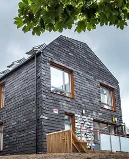 El arquitecto e investigador Duncan Baker-Brown impulsó la iniciativa entre 2013 y 2014, con participantes de construcción, arquitectura y diseño procedentes de la casa de estudios inglesa (Universidad de Brigthon)