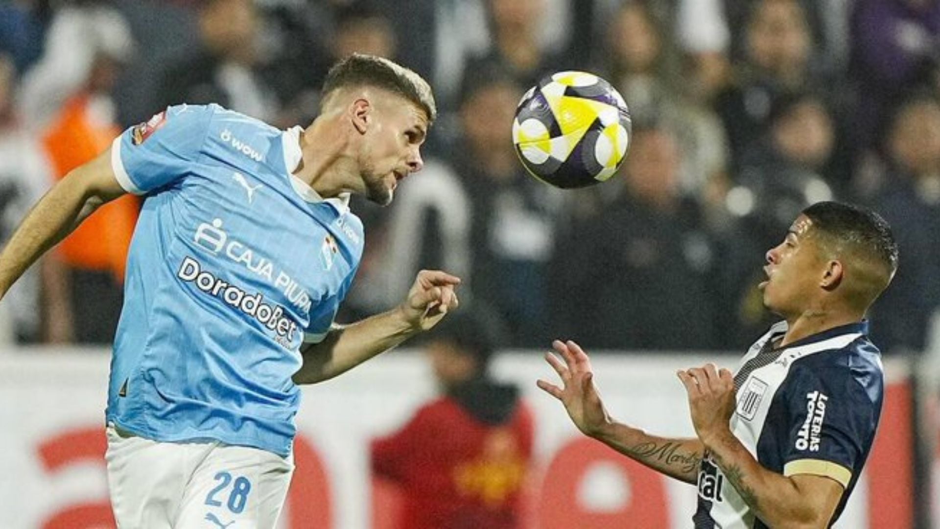 Nicolás Pasquini interceptando un balón frente a Kevin Quevedo. - Crédito: Liga 1