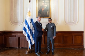 Yamandú Orsi con Binoy George, el primer embajador de India en la historia de Uruguay (Camilo dos Santos Ayala, Presidencia de la República Oriental del Uruguay)