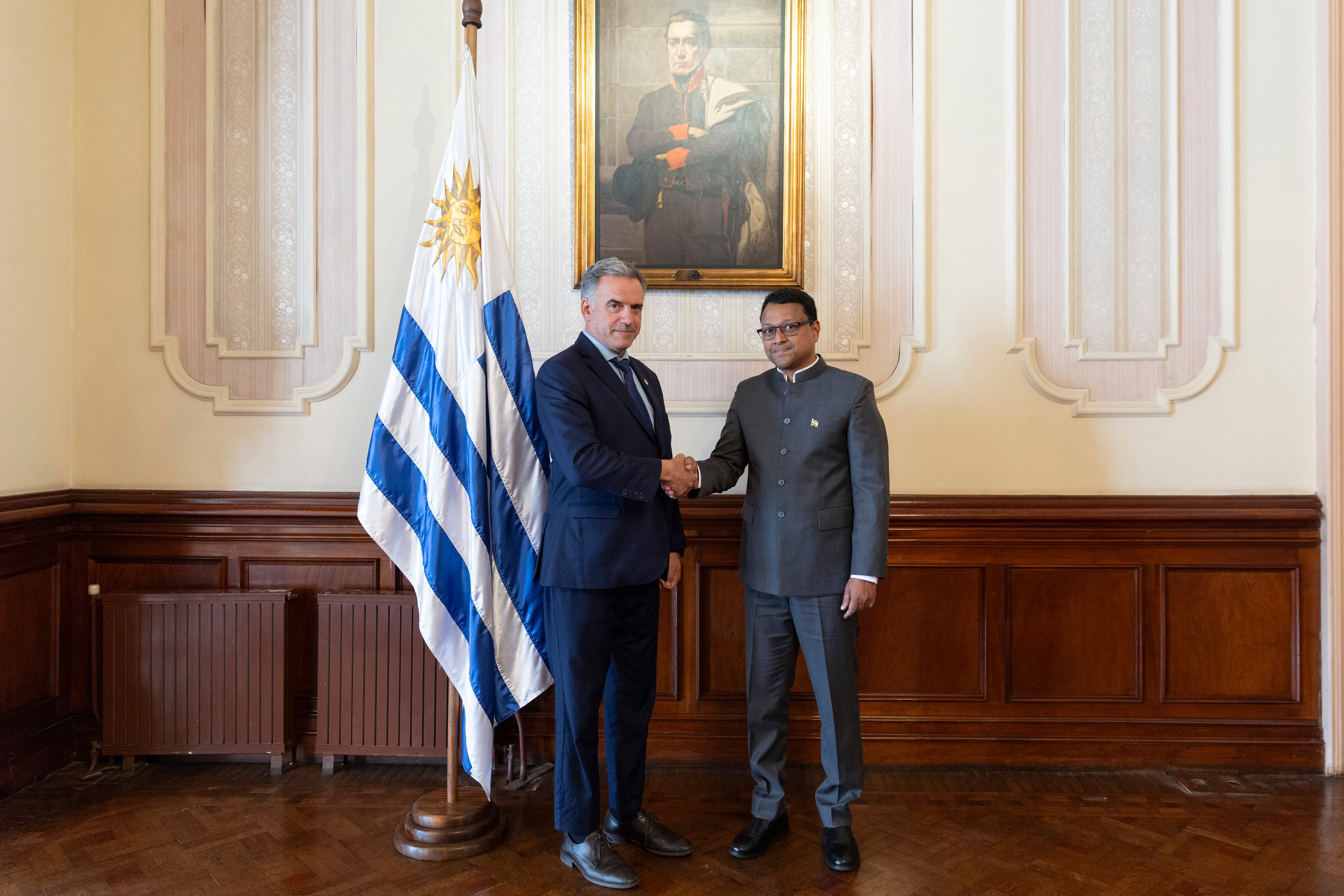 Yamandú Orsi con Binoy George, el primer embajador de India en la historia de Uruguay (Camilo dos Santos Ayala, Presidencia de la República Oriental del Uruguay)