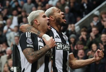 Bruno Guimaraes y Joelinton protagonistas del duelo Newcastle vs. Aston Villa - crédito REUTERS/Scott Heppell