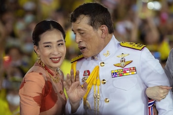 El rey tailandés Maha Vajiralongkorn gesticula mientras habla con la princesa Bajrakitiyabha Mahidol durante un encuentro con sus seguidores en Bangkok, Tailandia, el 1 de noviembre de 2020 (AP/Wason Wanichakorn, archivo)