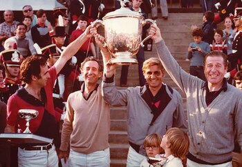 Harriot levantando uno de sus