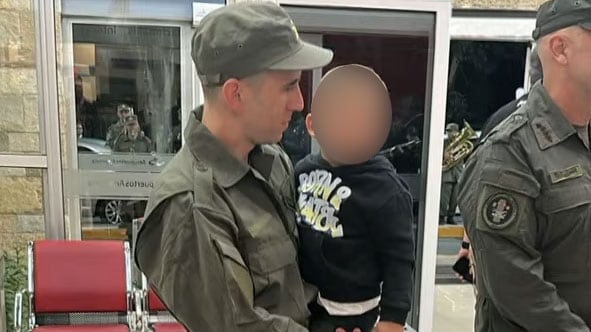 Nahuel Gallo descendió del avión con el uniforme de Gendarmería