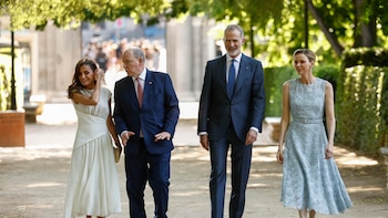 Así ha sido el primer encuentro oficial entre la reina Letizia y la princesa Charlene de Mónaco: ambas eligen vestidos de alta costura para pasear por el Jardín Botánico
